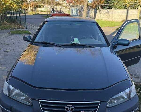 Зелений Тойота Камрі, об'ємом двигуна 3 л та пробігом 394 тис. км за 3900 $, фото 2 на Automoto.ua