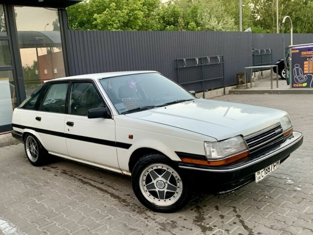 Белый Тойота Карина, объемом двигателя 2 л и пробегом 278 тыс. км за 2000 $, фото 1 на Automoto.ua