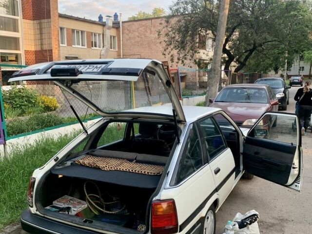 Белый Тойота Карина, объемом двигателя 2 л и пробегом 278 тыс. км за 2000 $, фото 3 на Automoto.ua