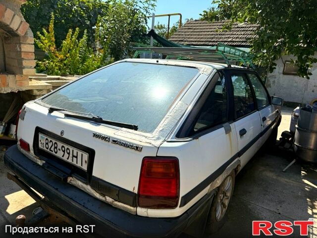 Белый Тойота Карина, объемом двигателя 2 л и пробегом 500 тыс. км за 500 $, фото 1 на Automoto.ua