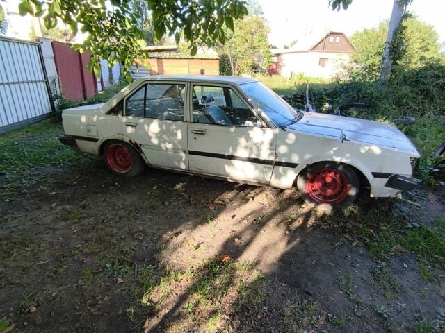 Белый Тойота Карина, объемом двигателя 1.6 л и пробегом 87 тыс. км за 500 $, фото 2 на Automoto.ua