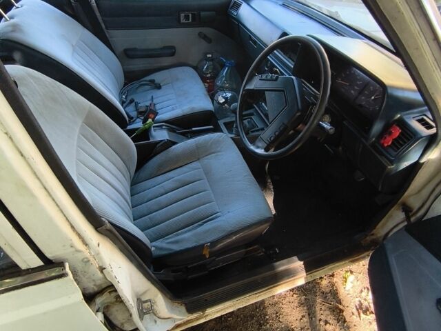 Белый Тойота Карина, объемом двигателя 1.6 л и пробегом 87 тыс. км за 500 $, фото 6 на Automoto.ua