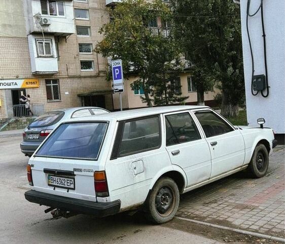 Белый Тойота Карина, объемом двигателя 2 л и пробегом 145 тыс. км за 600 $, фото 2 на Automoto.ua