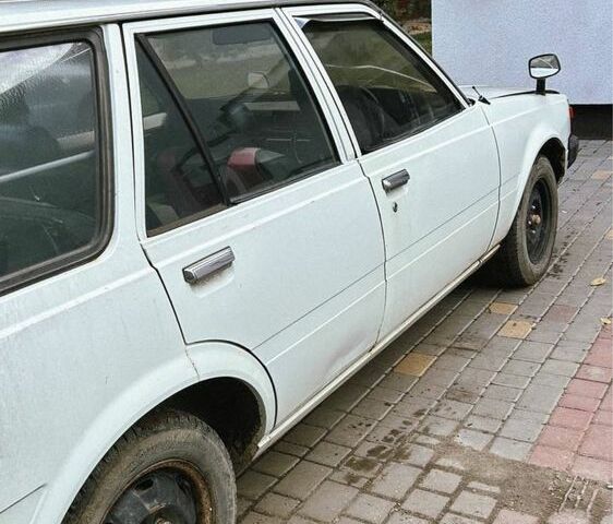 Белый Тойота Карина, объемом двигателя 2 л и пробегом 145 тыс. км за 600 $, фото 5 на Automoto.ua