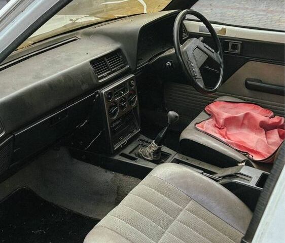 Белый Тойота Карина, объемом двигателя 2 л и пробегом 145 тыс. км за 600 $, фото 7 на Automoto.ua