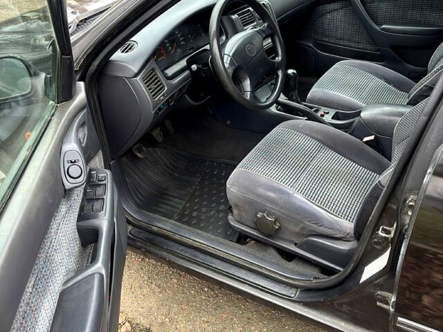 Черный Тойота Карина, объемом двигателя 1.8 л и пробегом 210 тыс. км за 1799 $, фото 6 на Automoto.ua