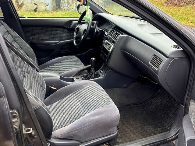 Черный Тойота Карина, объемом двигателя 1.8 л и пробегом 210 тыс. км за 1799 $, фото 7 на Automoto.ua