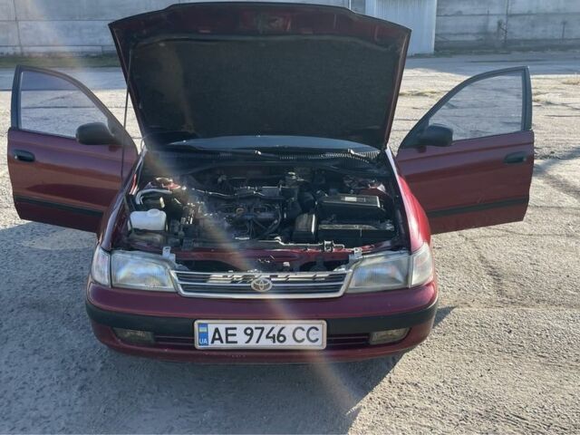 Красный Тойота Карина, объемом двигателя 2 л и пробегом 380 тыс. км за 2500 $, фото 1 на Automoto.ua