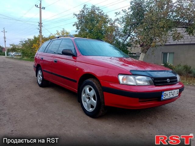 Червоний Тойота Каріна, об'ємом двигуна 1.6 л та пробігом 111 тис. км за 1999 $, фото 1 на Automoto.ua
