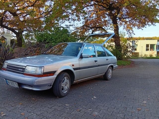 Сірий Тойота Каріна, об'ємом двигуна 2 л та пробігом 236 тис. км за 2638 $, фото 1 на Automoto.ua