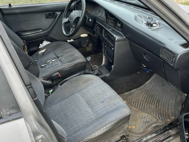 Серый Тойота Карина, объемом двигателя 1.6 л и пробегом 220 тыс. км за 1300 $, фото 6 на Automoto.ua