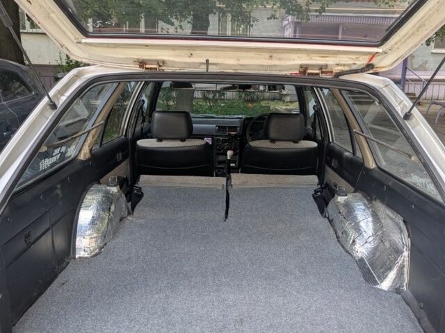 Серый Тойота Карина, объемом двигателя 1.8 л и пробегом 240 тыс. км за 1700 $, фото 3 на Automoto.ua