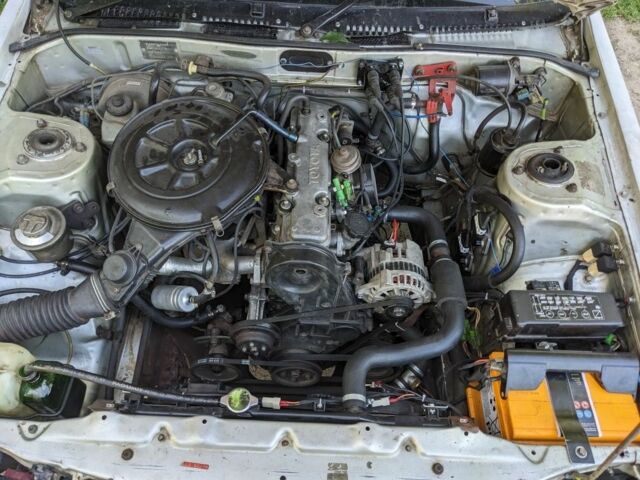 Серый Тойота Карина, объемом двигателя 1.8 л и пробегом 240 тыс. км за 1700 $, фото 2 на Automoto.ua