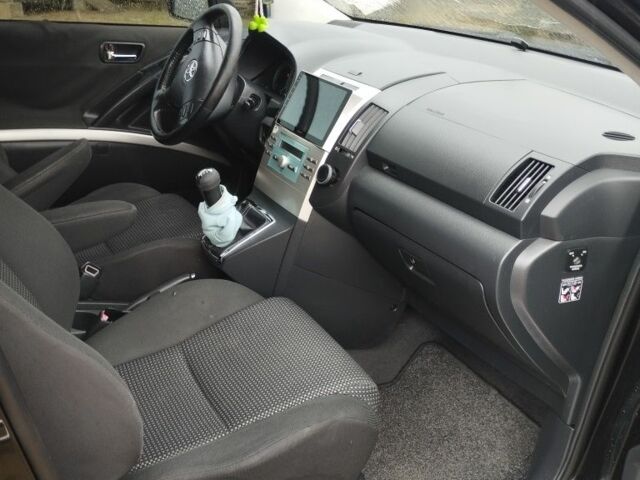 Черный Тойота Королла Версо, объемом двигателя 2.2 л и пробегом 299 тыс. км за 6500 $, фото 14 на Automoto.ua