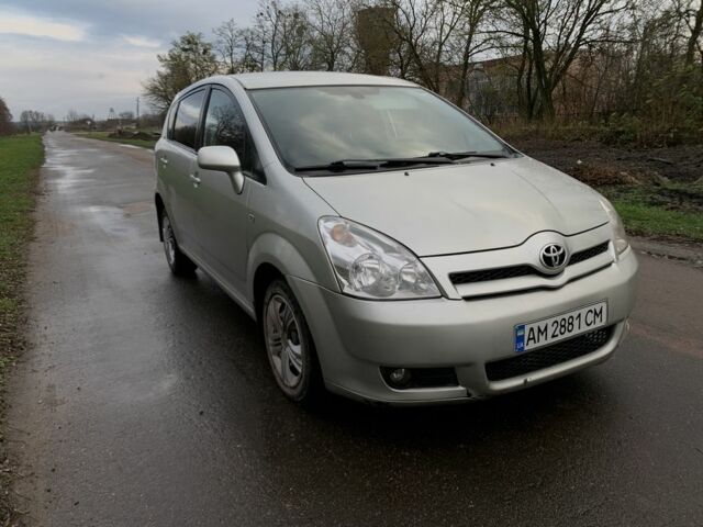 Серый Тойота Королла Версо, объемом двигателя 2 л и пробегом 243 тыс. км за 4800 $, фото 1 на Automoto.ua