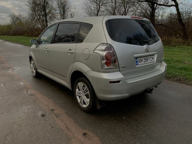 Серый Тойота Королла Версо, объемом двигателя 2 л и пробегом 243 тыс. км за 4800 $, фото 2 на Automoto.ua