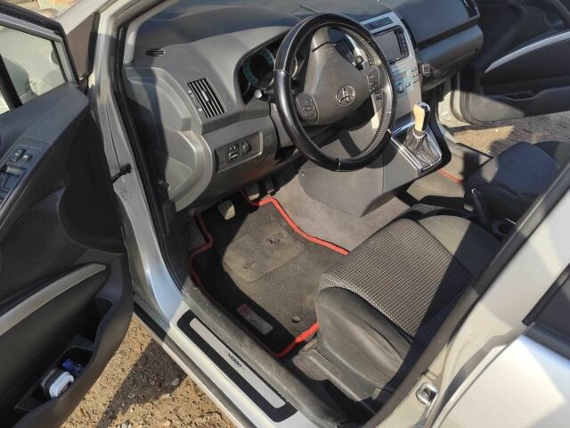 Серый Тойота Королла Версо, объемом двигателя 2.2 л и пробегом 234 тыс. км за 4800 $, фото 2 на Automoto.ua