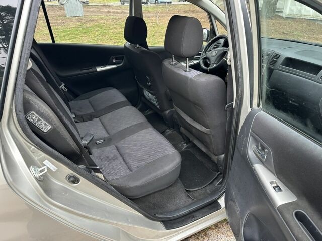 Серый Тойота Королла Версо, объемом двигателя 2 л и пробегом 280 тыс. км за 2800 $, фото 9 на Automoto.ua