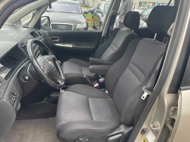 Сірий Тойота Королла Версо, об'ємом двигуна 2 л та пробігом 206 тис. км за 3250 $, фото 13 на Automoto.ua