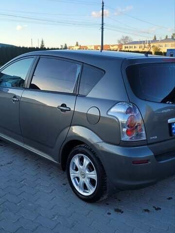 Серый Тойота Королла Версо, объемом двигателя 2 л и пробегом 313 тыс. км за 5700 $, фото 2 на Automoto.ua