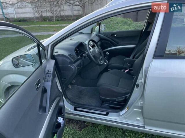 Серый Тойота Королла Версо, объемом двигателя 2.2 л и пробегом 400 тыс. км за 4500 $, фото 2 на Automoto.ua