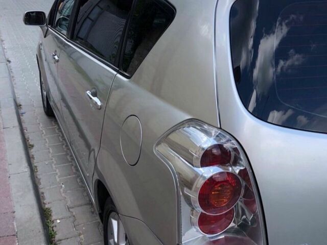 Серый Тойота Королла Версо, объемом двигателя 2 л и пробегом 287 тыс. км за 5750 $, фото 8 на Automoto.ua