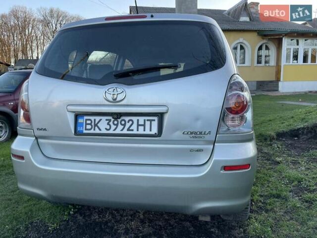 Серый Тойота Королла Версо, объемом двигателя 2.2 л и пробегом 400 тыс. км за 4500 $, фото 1 на Automoto.ua