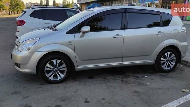 Серый Тойота Королла Версо, объемом двигателя 2 л и пробегом 400 тыс. км за 6300 $, фото 2 на Automoto.ua