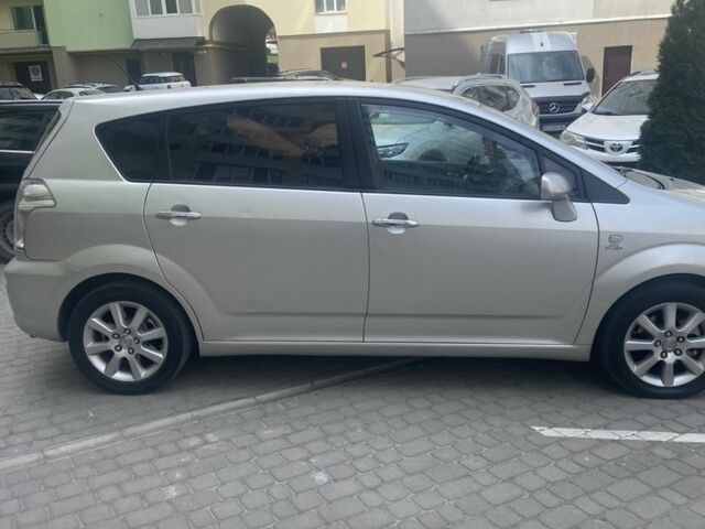 Серый Тойота Королла Версо, объемом двигателя 2 л и пробегом 287 тыс. км за 5750 $, фото 2 на Automoto.ua