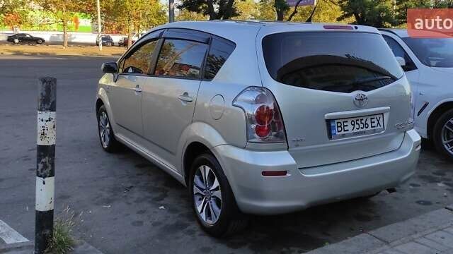 Серый Тойота Королла Версо, объемом двигателя 2 л и пробегом 400 тыс. км за 6300 $, фото 1 на Automoto.ua