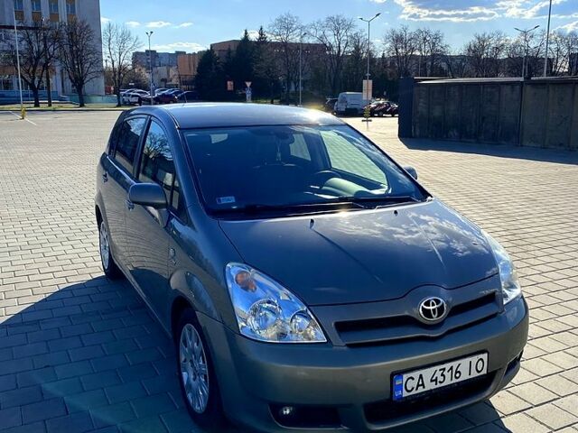 Сірий Тойота Королла Версо, об'ємом двигуна 2.2 л та пробігом 267 тис. км за 5500 $, фото 1 на Automoto.ua