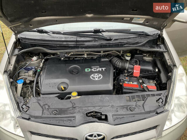 Серый Тойота Королла Версо, объемом двигателя 2.2 л и пробегом 277 тыс. км за 6800 $, фото 4 на Automoto.ua