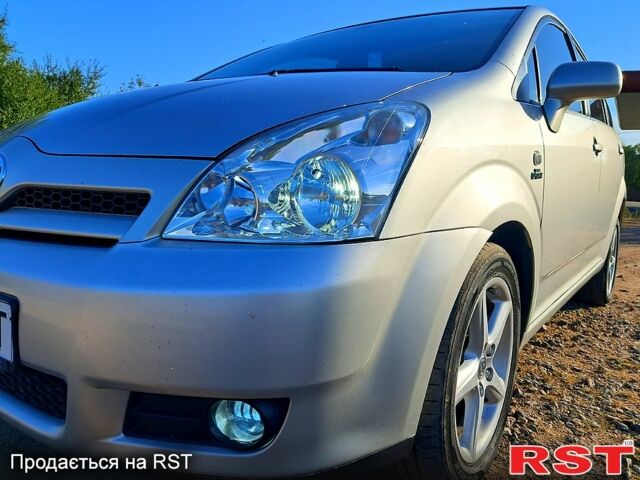 Серый Тойота Королла Версо, объемом двигателя 2.2 л и пробегом 183 тыс. км за 6500 $, фото 3 на Automoto.ua