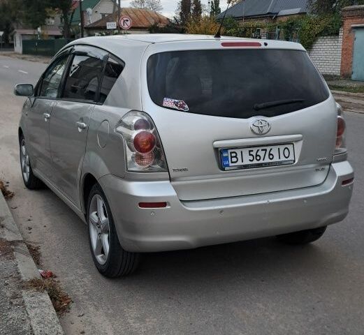 Серый Тойота Королла Версо, объемом двигателя 2.2 л и пробегом 480 тыс. км за 5500 $, фото 1 на Automoto.ua