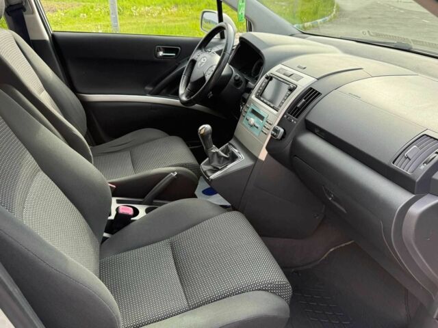 Серый Тойота Королла Версо, объемом двигателя 2.2 л и пробегом 214 тыс. км за 6800 $, фото 5 на Automoto.ua