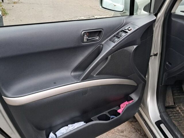 Серый Тойота Королла Версо, объемом двигателя 2.2 л и пробегом 480 тыс. км за 5500 $, фото 4 на Automoto.ua