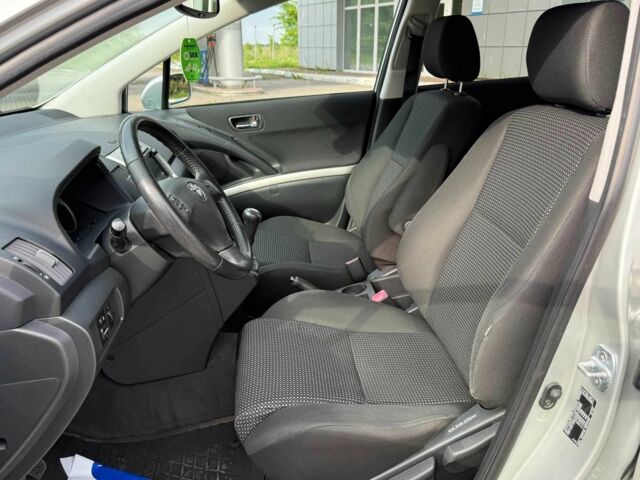 Серый Тойота Королла Версо, объемом двигателя 2.2 л и пробегом 214 тыс. км за 6800 $, фото 7 на Automoto.ua