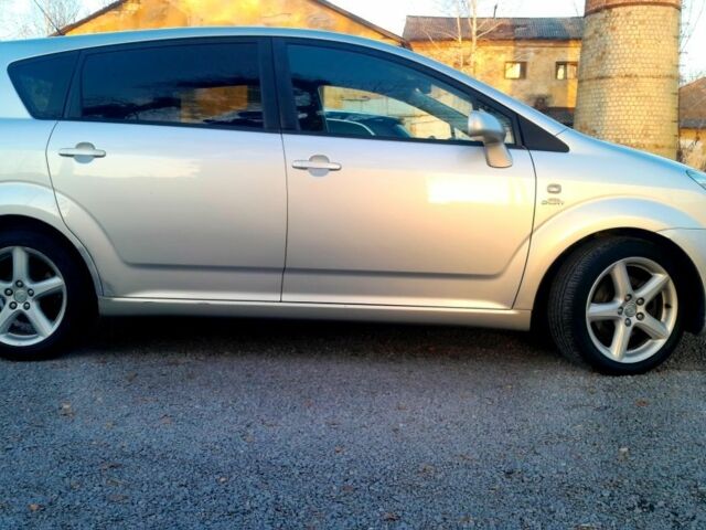 Серый Тойота Королла Версо, объемом двигателя 2 л и пробегом 295 тыс. км за 2699 $, фото 4 на Automoto.ua