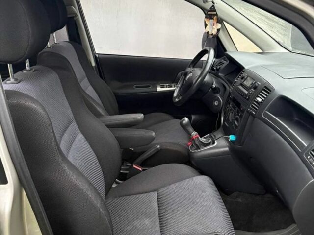 Сірий Тойота Королла Версо, об'ємом двигуна 1.6 л та пробігом 270 тис. км за 4800 $, фото 6 на Automoto.ua