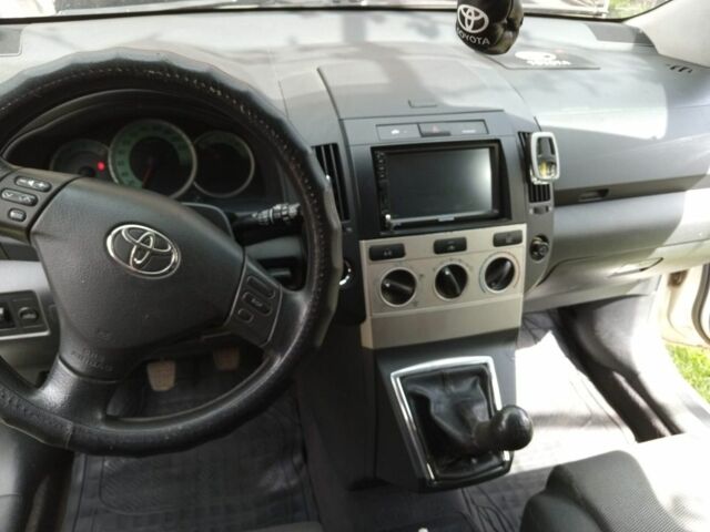 Серый Тойота Королла Версо, объемом двигателя 2 л и пробегом 350 тыс. км за 4500 $, фото 1 на Automoto.ua