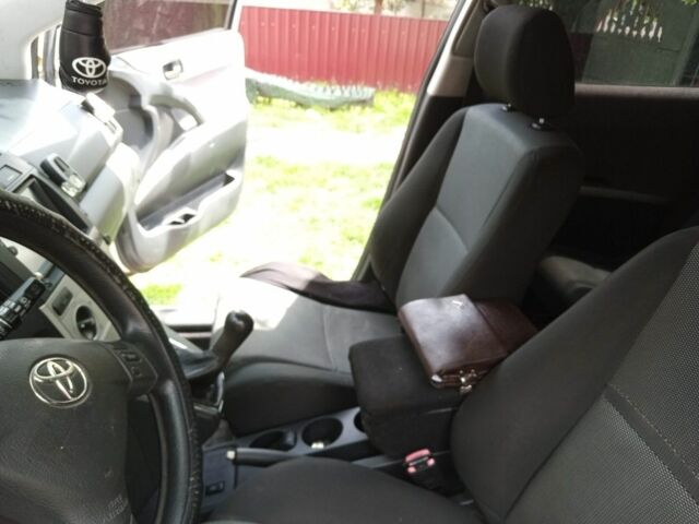 Серый Тойота Королла Версо, объемом двигателя 2 л и пробегом 350 тыс. км за 4500 $, фото 5 на Automoto.ua