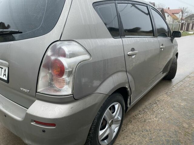 Сірий Тойота Королла Версо, об'ємом двигуна 2 л та пробігом 260 тис. км за 4300 $, фото 7 на Automoto.ua