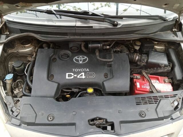 Серый Тойота Королла Версо, объемом двигателя 2 л и пробегом 350 тыс. км за 4500 $, фото 7 на Automoto.ua