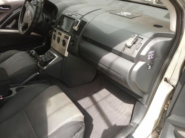 Серый Тойота Королла Версо, объемом двигателя 2 л и пробегом 350 тыс. км за 4500 $, фото 2 на Automoto.ua