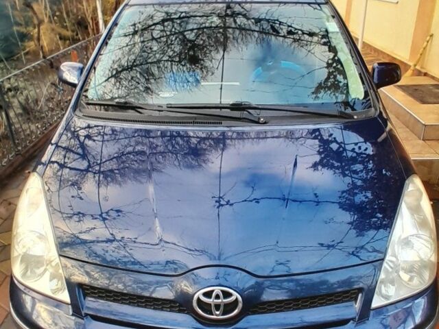 Синий Тойота Королла Версо, объемом двигателя 2 л и пробегом 305 тыс. км за 5900 $, фото 1 на Automoto.ua