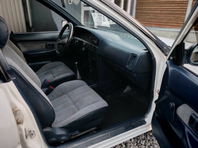 Белый Тойота Королла, объемом двигателя 1.3 л и пробегом 300 тыс. км за 1300 $, фото 11 на Automoto.ua