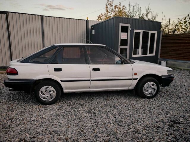 Белый Тойота Королла, объемом двигателя 1.3 л и пробегом 300 тыс. км за 1300 $, фото 3 на Automoto.ua