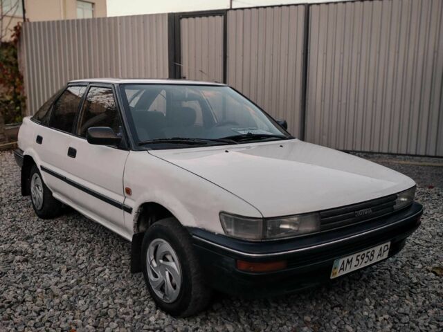 Белый Тойота Королла, объемом двигателя 1.3 л и пробегом 300 тыс. км за 1300 $, фото 2 на Automoto.ua