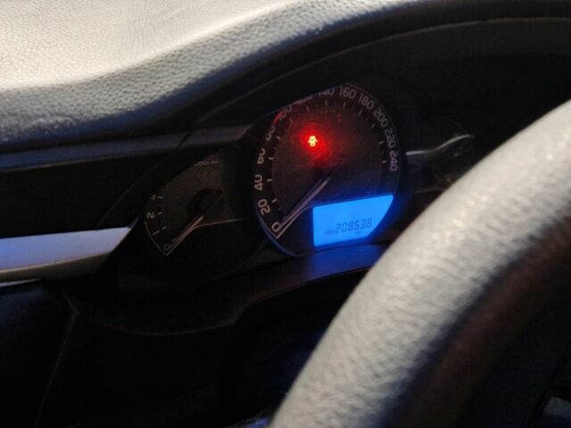 Білий Тойота Королла, об'ємом двигуна 1.3 л та пробігом 200 тис. км за 7500 $, фото 5 на Automoto.ua