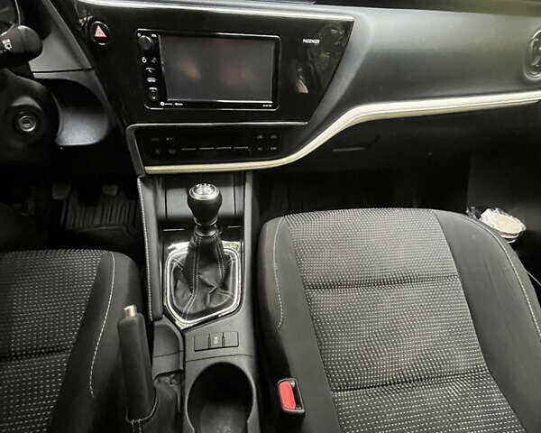 Белый Тойота Королла, объемом двигателя 1.8 л и пробегом 142 тыс. км за 12500 $, фото 9 на Automoto.ua